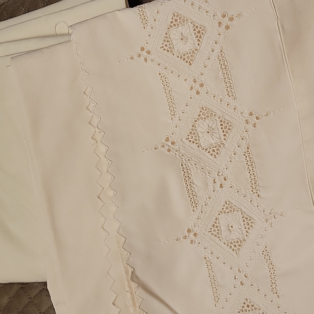 Vintage Cannon Comfortcale 250 thread 60 cotton 40 polyester Twin cream 2pc set‎